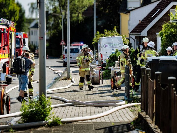 Feuerwehreinsatz in Leverkusen: Brand auf Gärtnereigelände in  Steinbüchel – Nina-Warnung aufgehoben