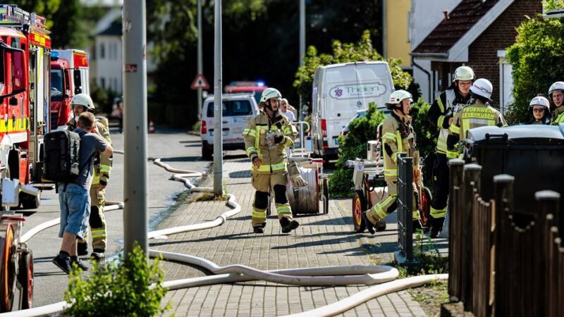 Feuerwehreinsatz in Leverkusen: Brand auf Gärtnereigelände in  Steinbüchel – Nina-Warnung aufgehoben