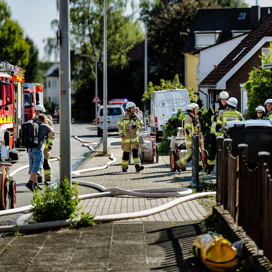 Feuerwehreinsatz in Leverkusen: Brand auf Gärtnereigelände in  Steinbüchel – Nina-Warnung aufgehoben