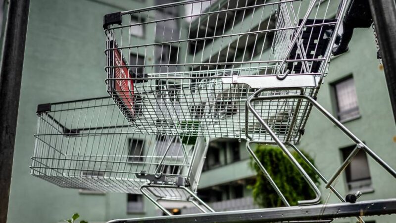 In Monheim: Wer im Berliner Viertel die Kaufland-Einkaufswagen einsammelt