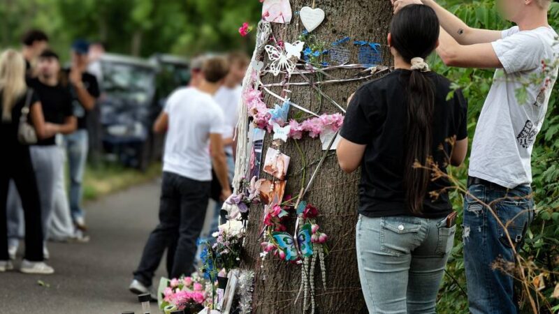 Gedenken nach Unfall bei Monheim: Mütter, Geschwister, Freunde – ein Jahr Schmerz ohne Gerechtigkeit