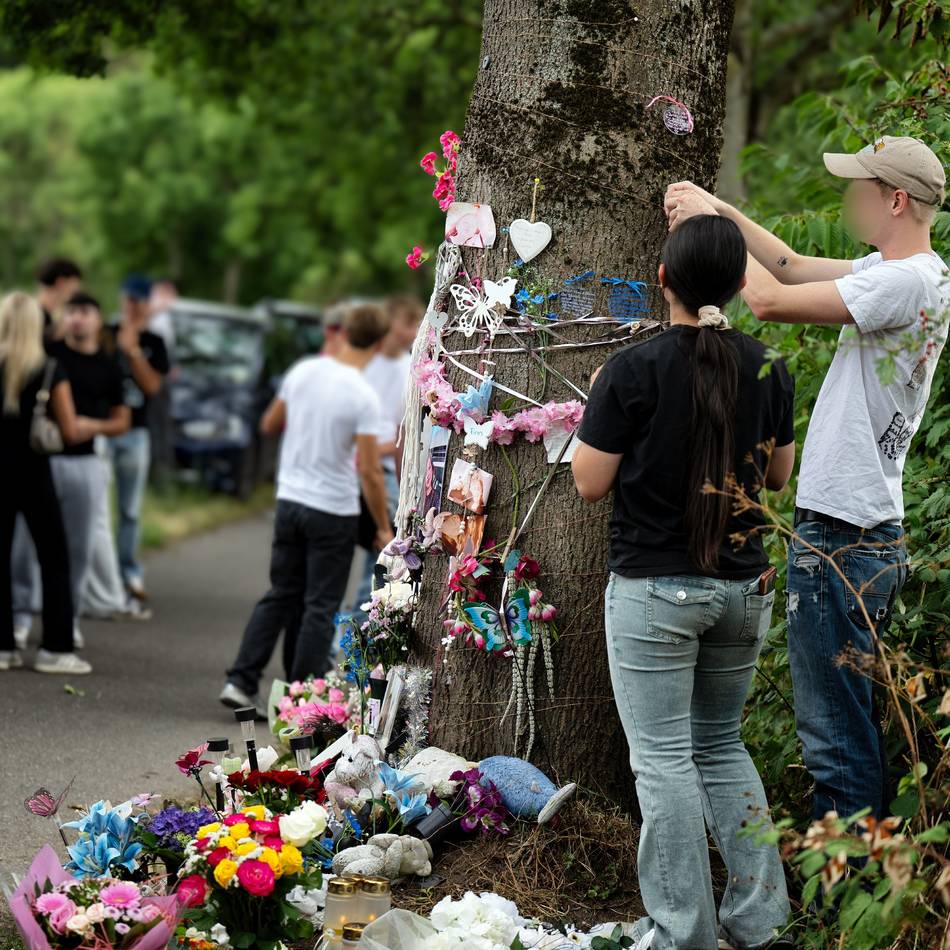 Gedenken nach Unfall bei Monheim: Mütter, Geschwister, Freunde – ein Jahr Schmerz ohne Gerechtigkeit