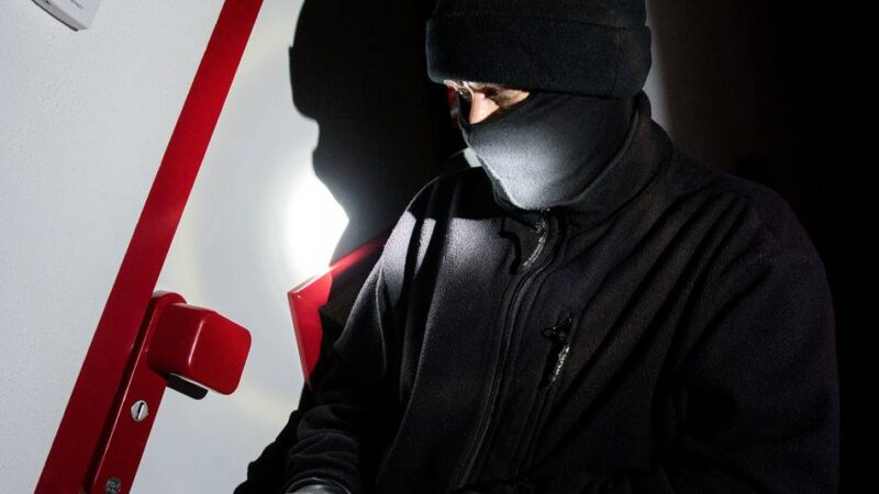 Einbruchsversuch in Korschenbroich: Hausbewohner hört Geräusch und verscheucht Einbrecher