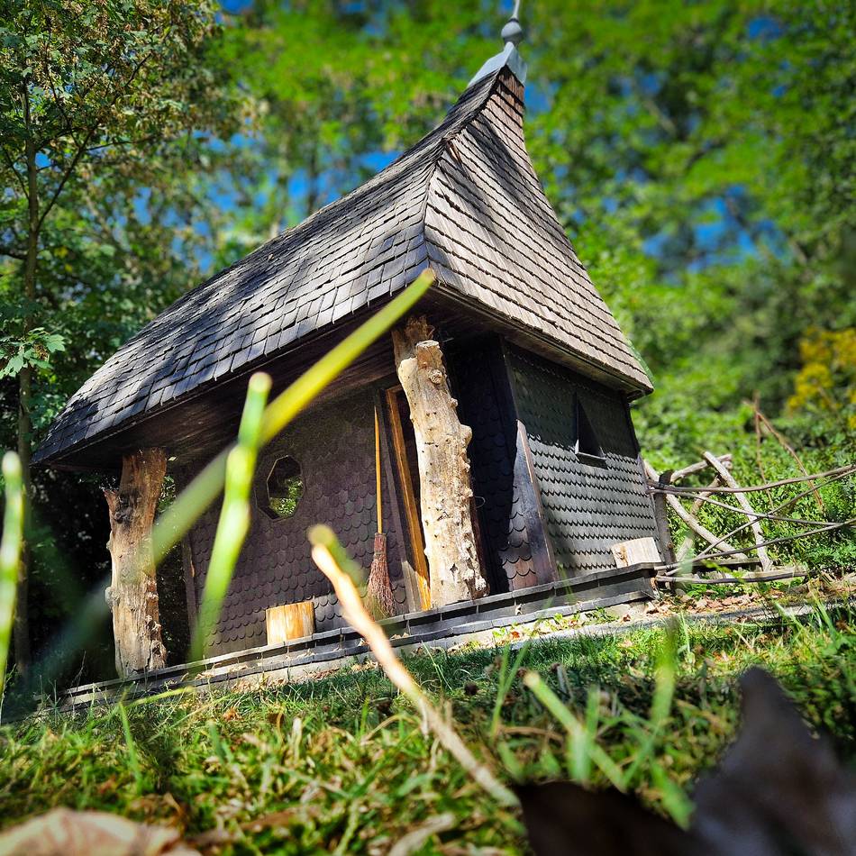 Hinter den Kulissen von Leverkusen: Warum die Hexe im Schlosspark wohnen darf