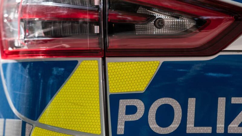 Zwischen Straelen und Leuth: Audifahrer rast über Grünstreifen und flieht