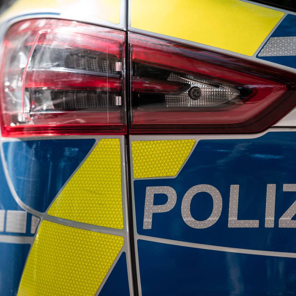 Zwischen Straelen und Leuth: Audifahrer rast über Grünstreifen und flieht