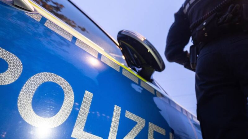 Polizei sucht Jugendliche in Nettetal: Sandbomben auf fahrendes Auto geworfen