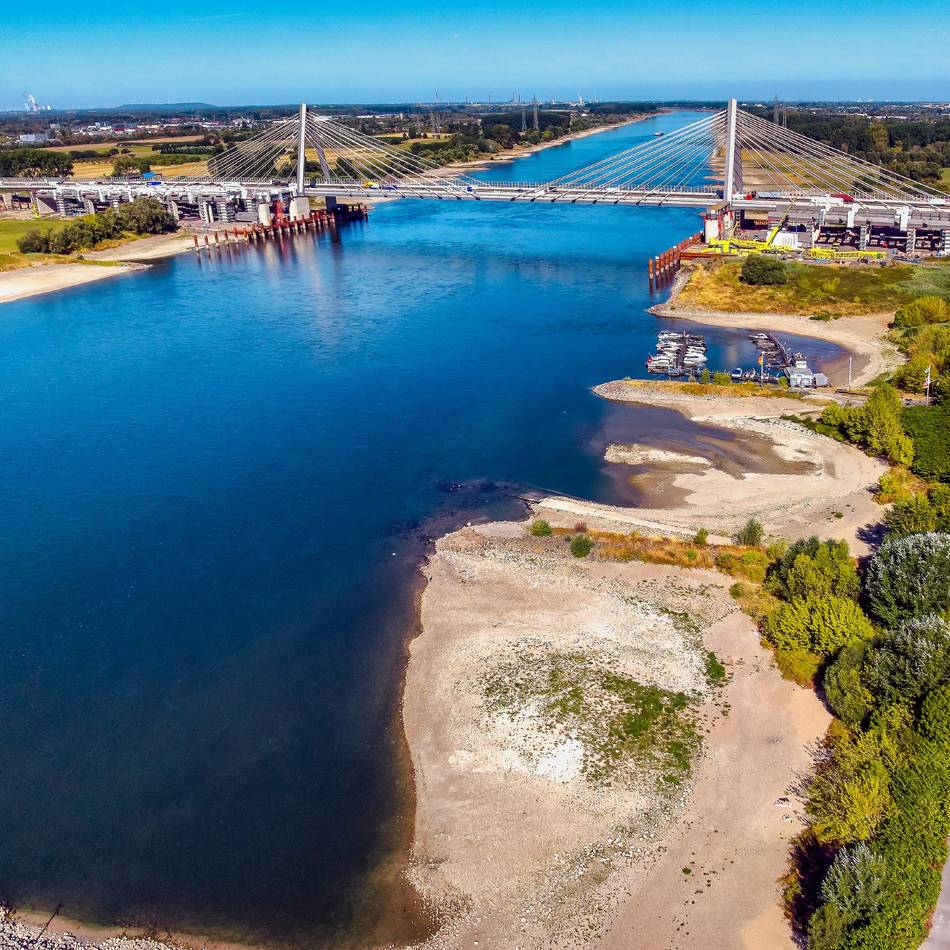 Rhein auf Rekordtief: Covestro in Leverkusen: 60 Lkw ersetzen ein Binnenschiff