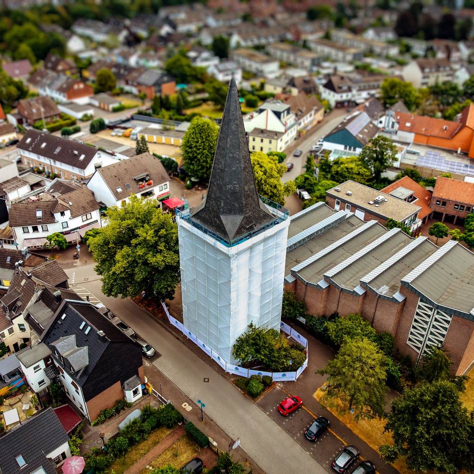 Kirche St. Martin in Langenfeld: Alter Kirchturm aus dem 12. Jahrhundert wird renoviert