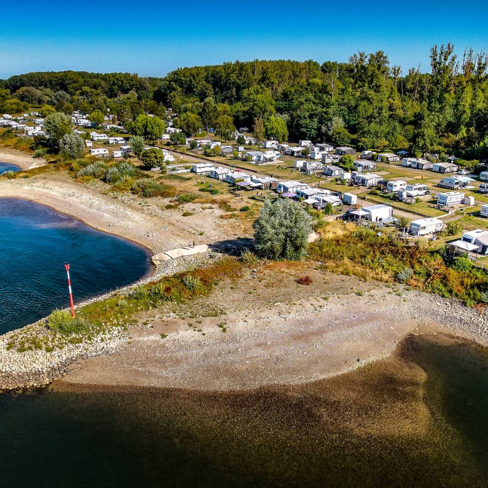 Campingplatz Rheinblick in Baumberg: Camper in der ersten Reihe blicken auf Kiesbrocken