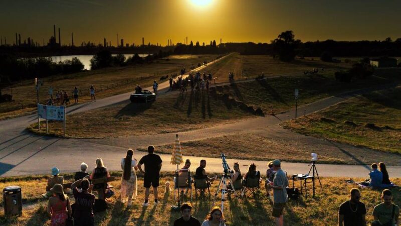 Sonnenfinsternis in Langenfeld und Monheim: Der Mond schiebt sich vor die Sonne – und alle schauen gebannt zu