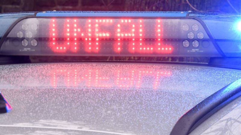 Unfall auf B9 in Neuss: 71-Jährige übersieht Stauende und prallt auf Sattelzug