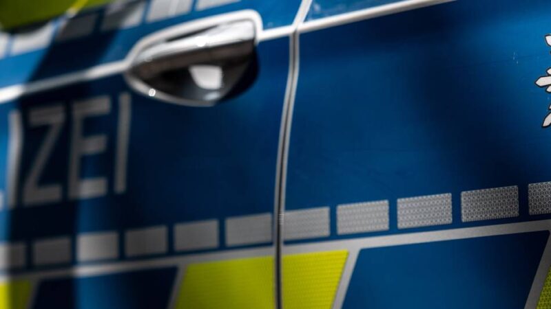 Unfall in Kempen: Außenspiegel trifft Frau am Bauch