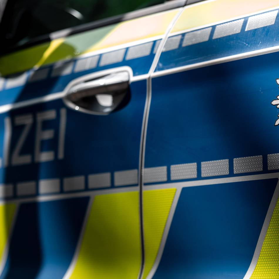 Unfall in Kempen: Außenspiegel trifft Frau am Bauch