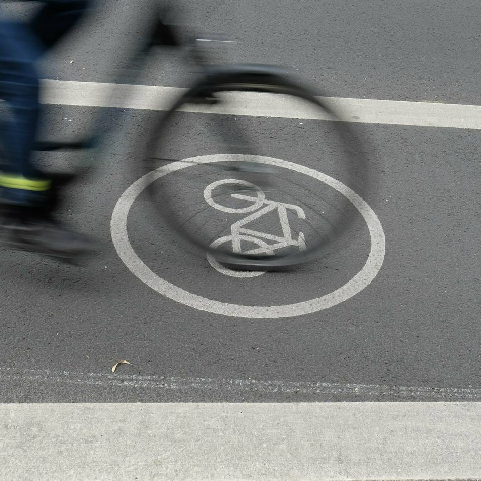 Unfall in Dinslaken: Zusammenstoß mit Radfahrer – Fußgänger begeht Unfallflucht