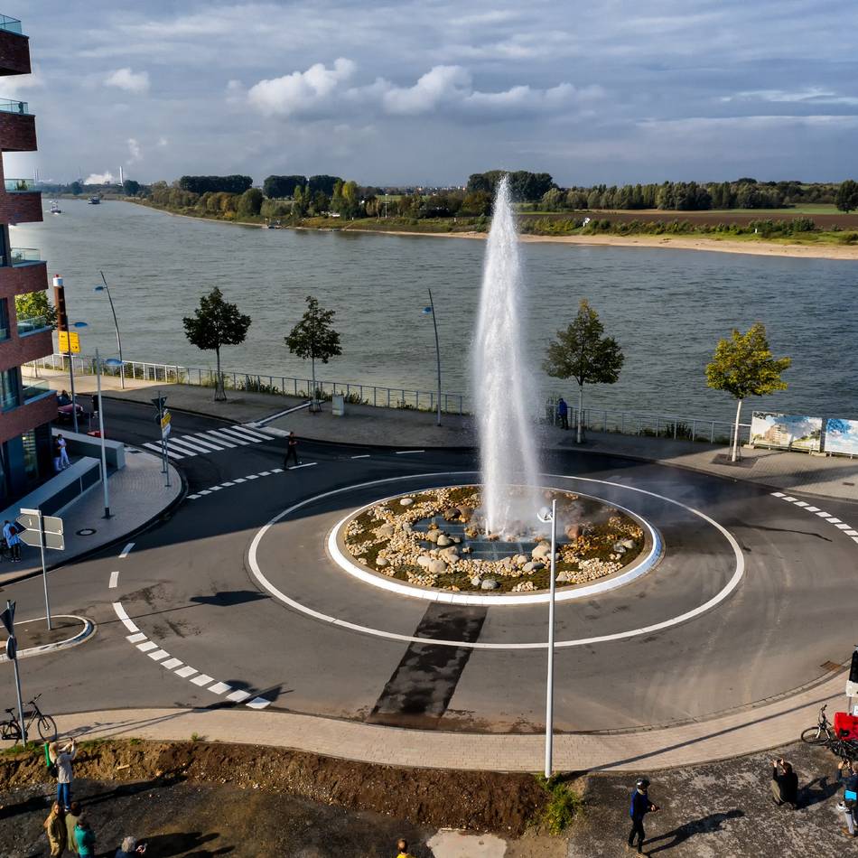 An der Rheinpromenade: Monheimer Geysir bricht am Dienstag wieder aus