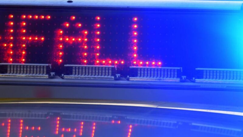 Fahrerin und Beifahrer leicht verletzt: Unfall bei Gohr – Auto überschlägt sich und kracht in parkende Fahrzeuge