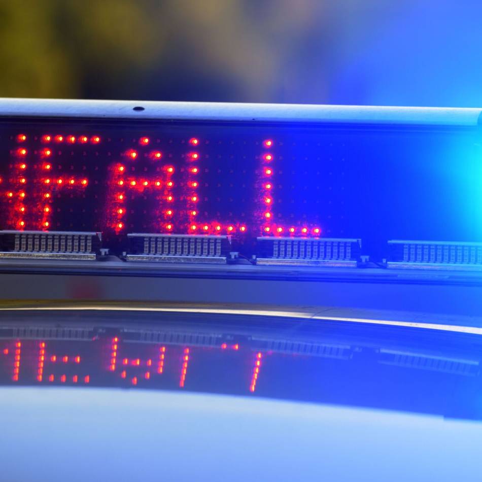 Fahrerin und Beifahrer leicht verletzt: Unfall bei Gohr – Auto überschlägt sich und kracht in parkende Fahrzeuge