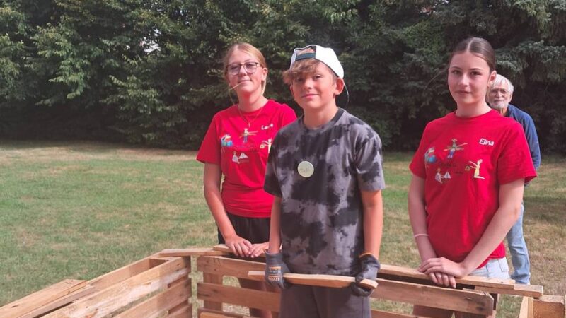 Werkeln statt Langeweile: Kinder bauen eine kleine Stadt am Gierather Jugendheim