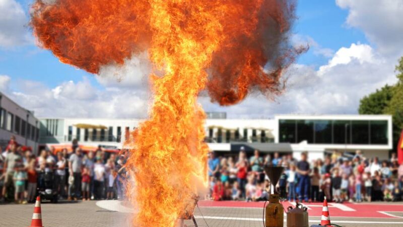 Feuerwehr gibt Einblicke: Stichflammen-Demo warnt vor Löschen mit Wasser