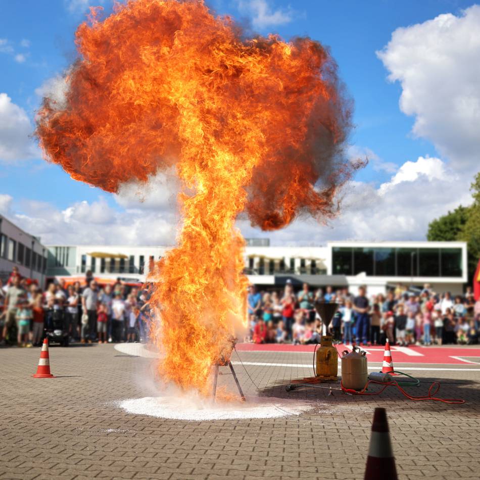 Feuerwehr gibt Einblicke: Stichflammen-Demo warnt vor Löschen mit Wasser