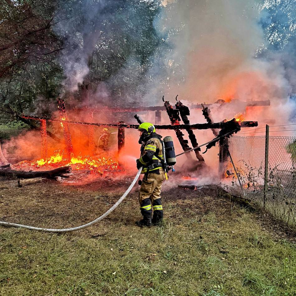 Einsatz in Neuss: Feuerwehr löscht Brand an leerem Damwildgehege