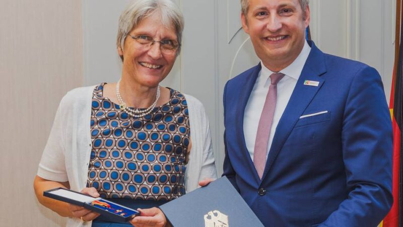 Gisela Janßen in Düsseldorf geehrt: Bundesverdienstkreuz für Neusser Kinderärztin