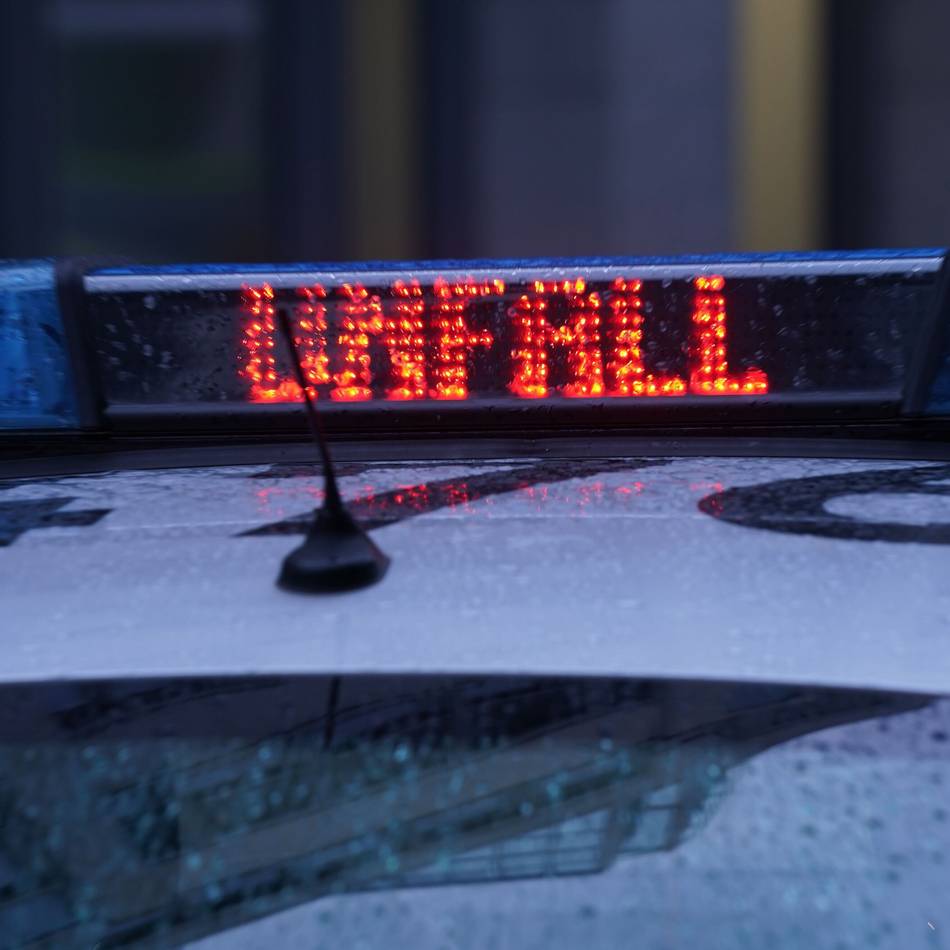 Unfall in Rheinberg: Auto landet in der A57-Abfahrt auf dem Dach