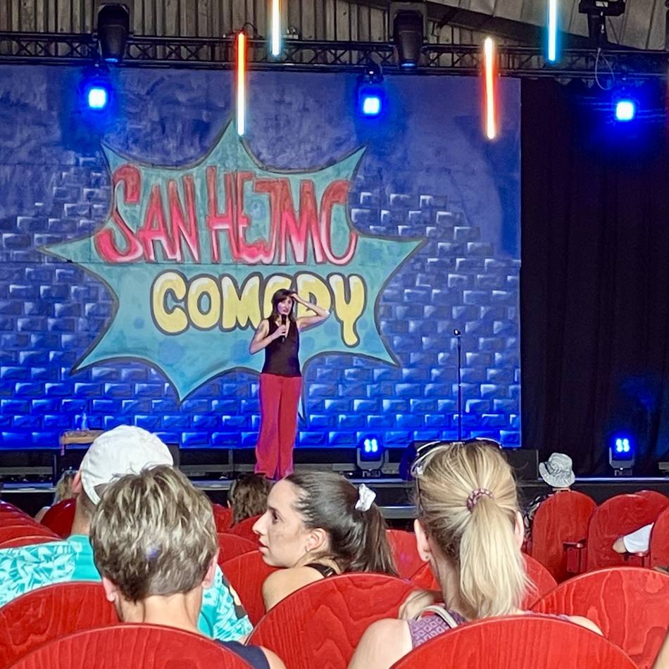 San Hejmo 2026: Comedy Stage kehrt zurück – Sängerin sagt Auftritt ab