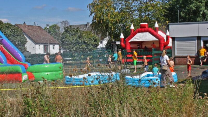 Ferienspiele der Integrativen Gruppen: Wasserspiele sorgen beim TV Schiefbahn für Abkühlung