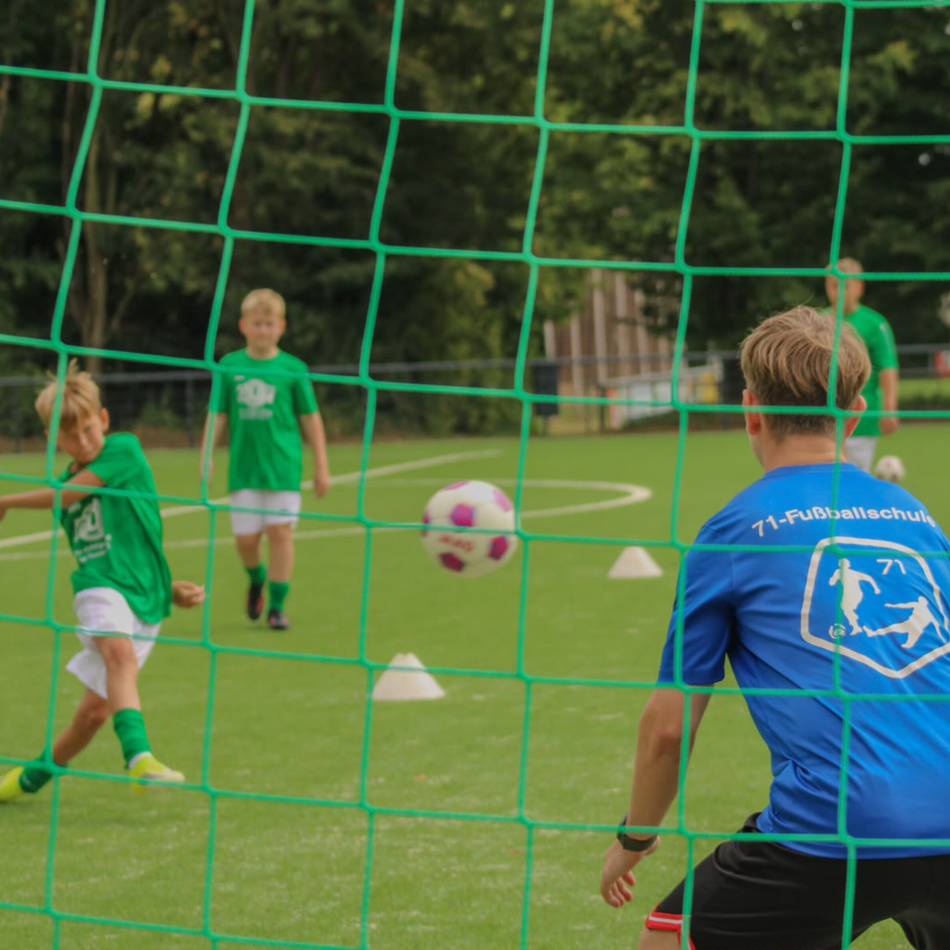Ferienfußballschule des TuS Borth: Fußballschule lockt junge Kicker auf den Platz
