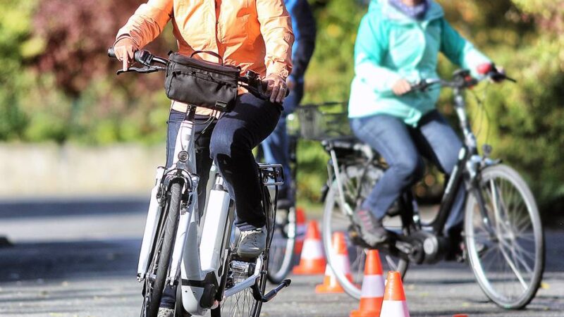 Angebot der Polizei in Rheinberg: Pedelectraining am Amplonius-Gymnasium
