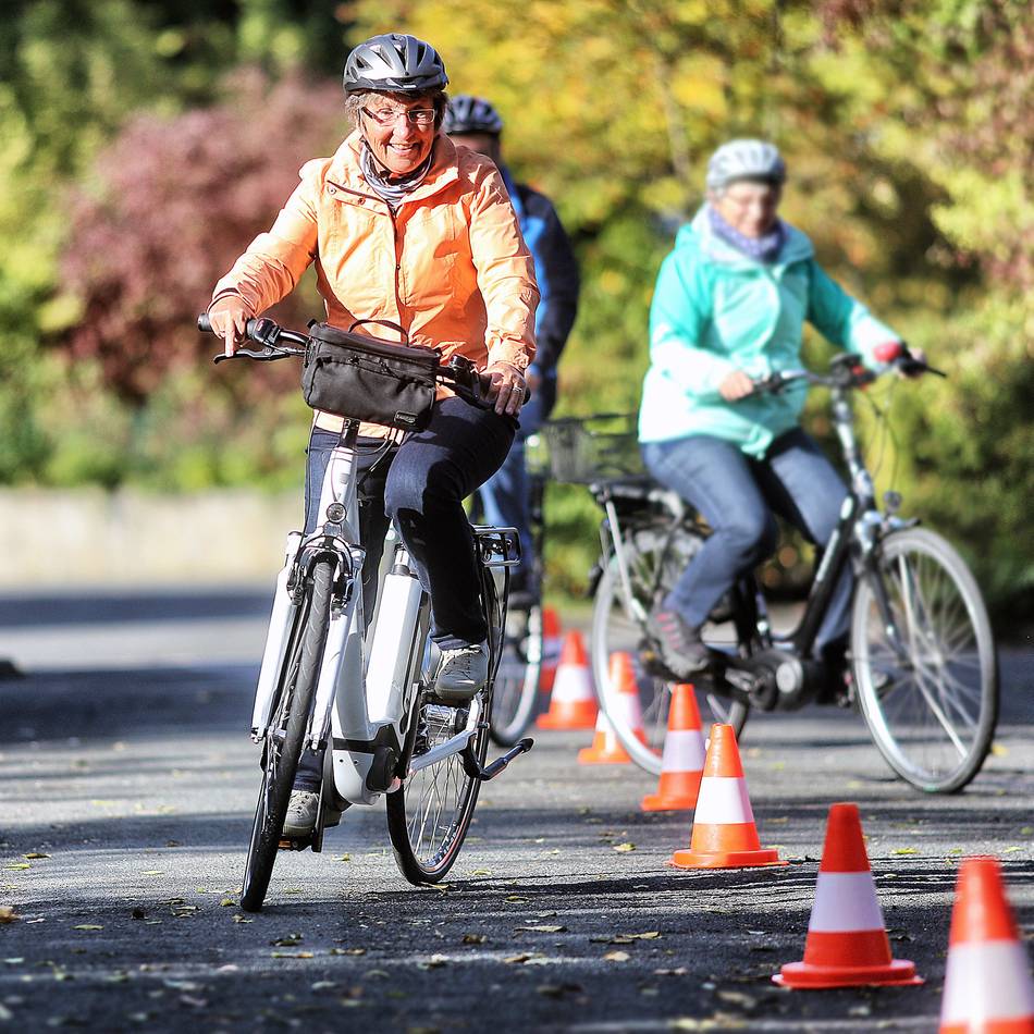 Angebot der Polizei in Rheinberg: Pedelectraining am Amplonius-Gymnasium