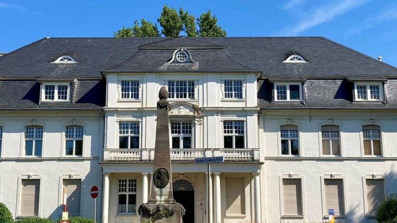 Stadtführung in Leverkusen: Auf Schatzsuche zwischen Archiv und Marktplatz