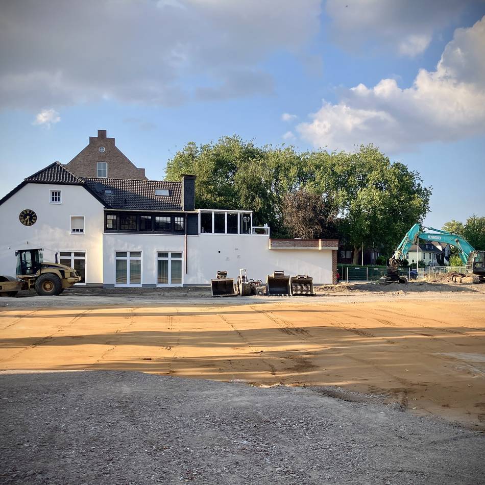 Altes Postgelände an der Dellstraße: Wildblumenwiese als Provisorium