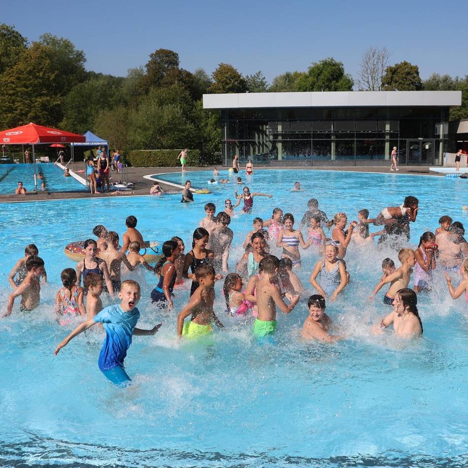 Freizeitbad in Leverkusen bleibt zu: Badespaß draußen, Reparatur drinnen