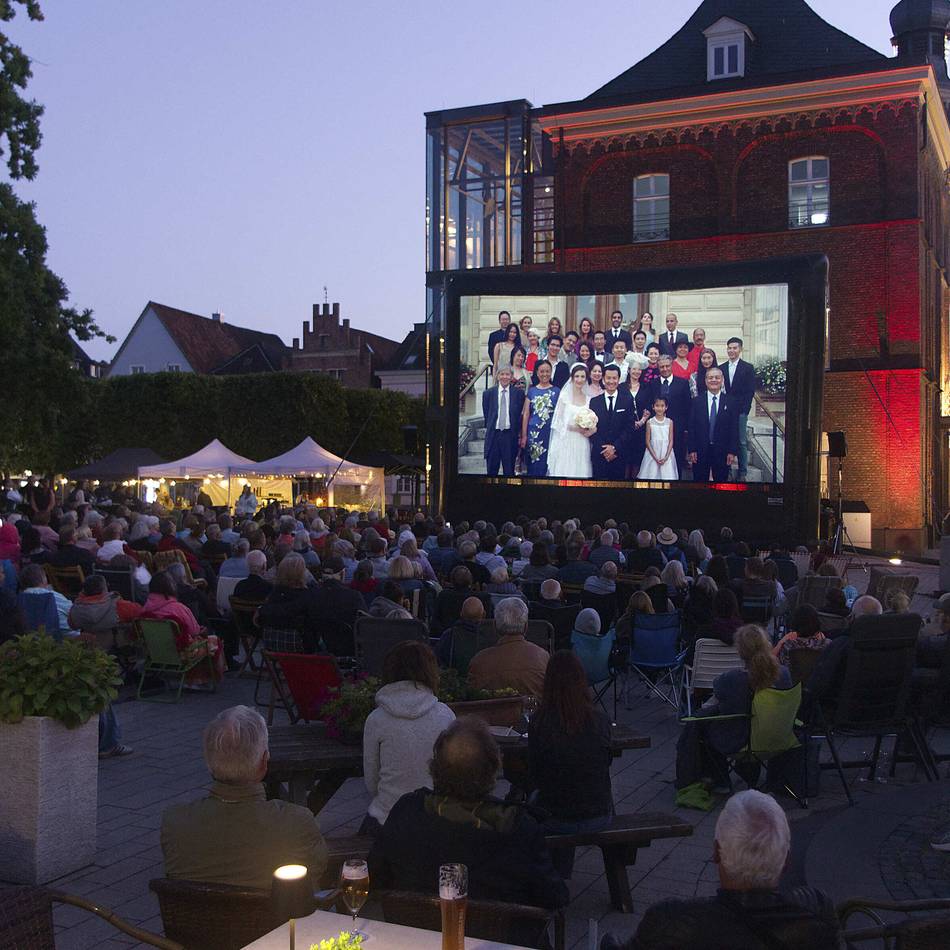 „FilmSchauPlätze NRW“ in Rheinberg: Filmkomödie auf dem Großen Markt