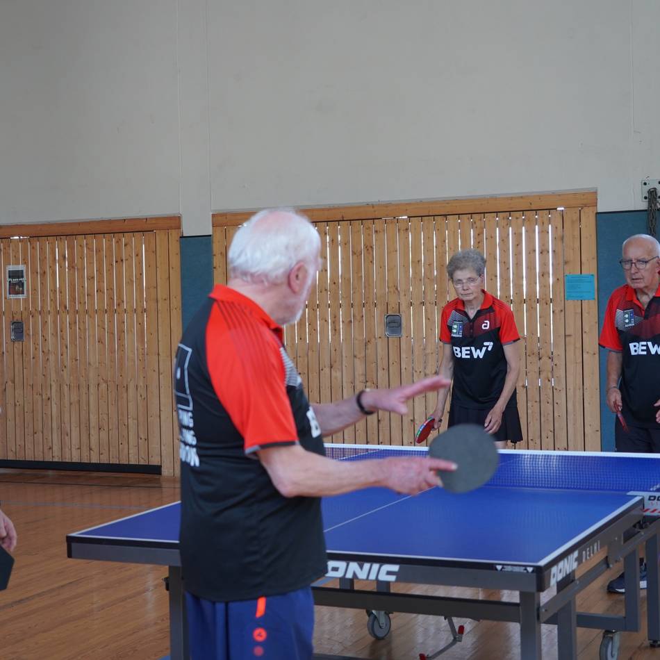 Bergische Energie- und Wasser GmbH: Ping-Pong-Gruppe erhält Teamkleidung und Sicherheitsgurte