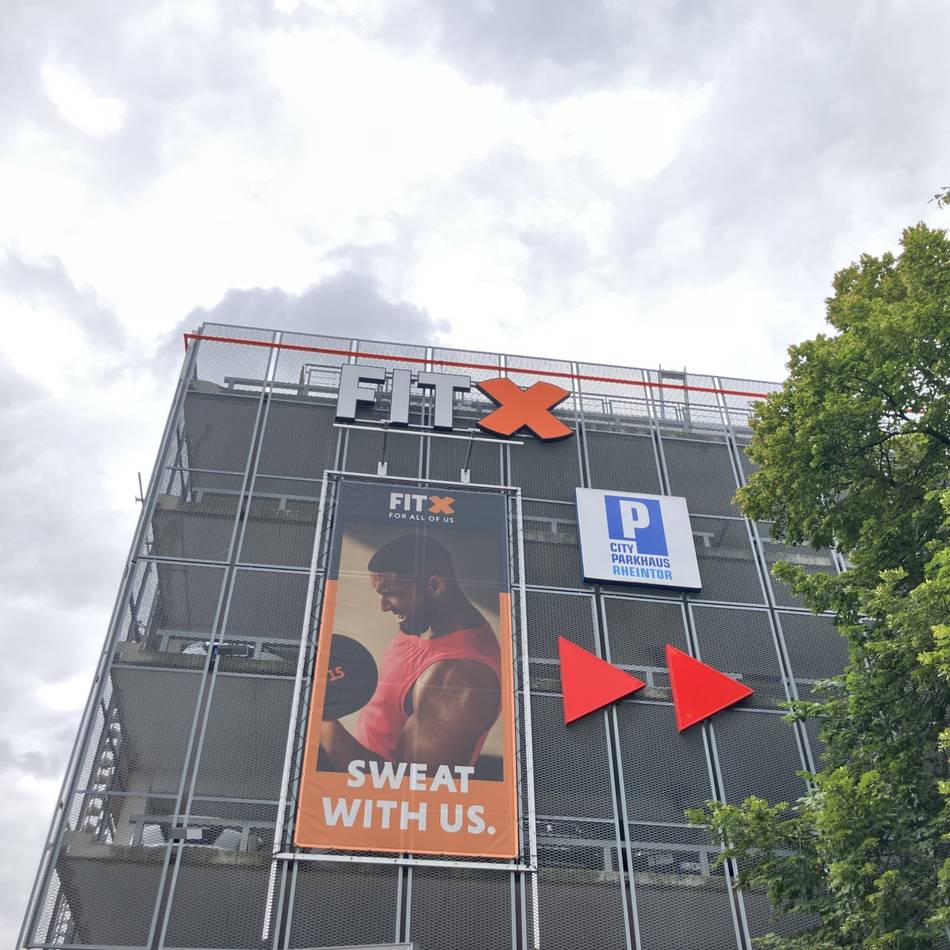 „FitX“ an der Rheintorstraße in Neuss: Fitnessstudio in der City feiert Wiedereröffnung