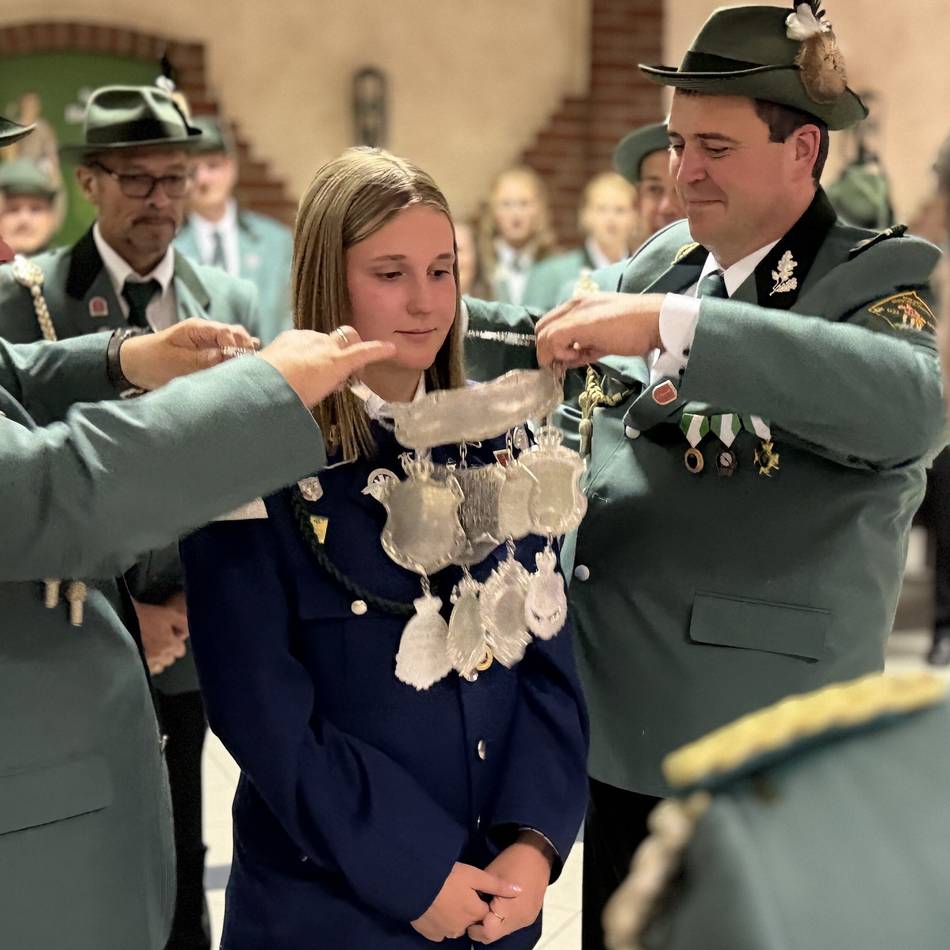 Königsschießen der Bürgerschützen: Maja Stutz wird jüngste Schützenkönigin in Birten