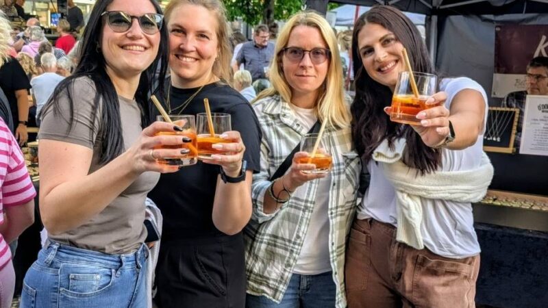 Bergischer Feierabendmarkt in Wermelskirchen: Feierabendmarkt lockt mit Pizza, Crêpes und Schmuck
