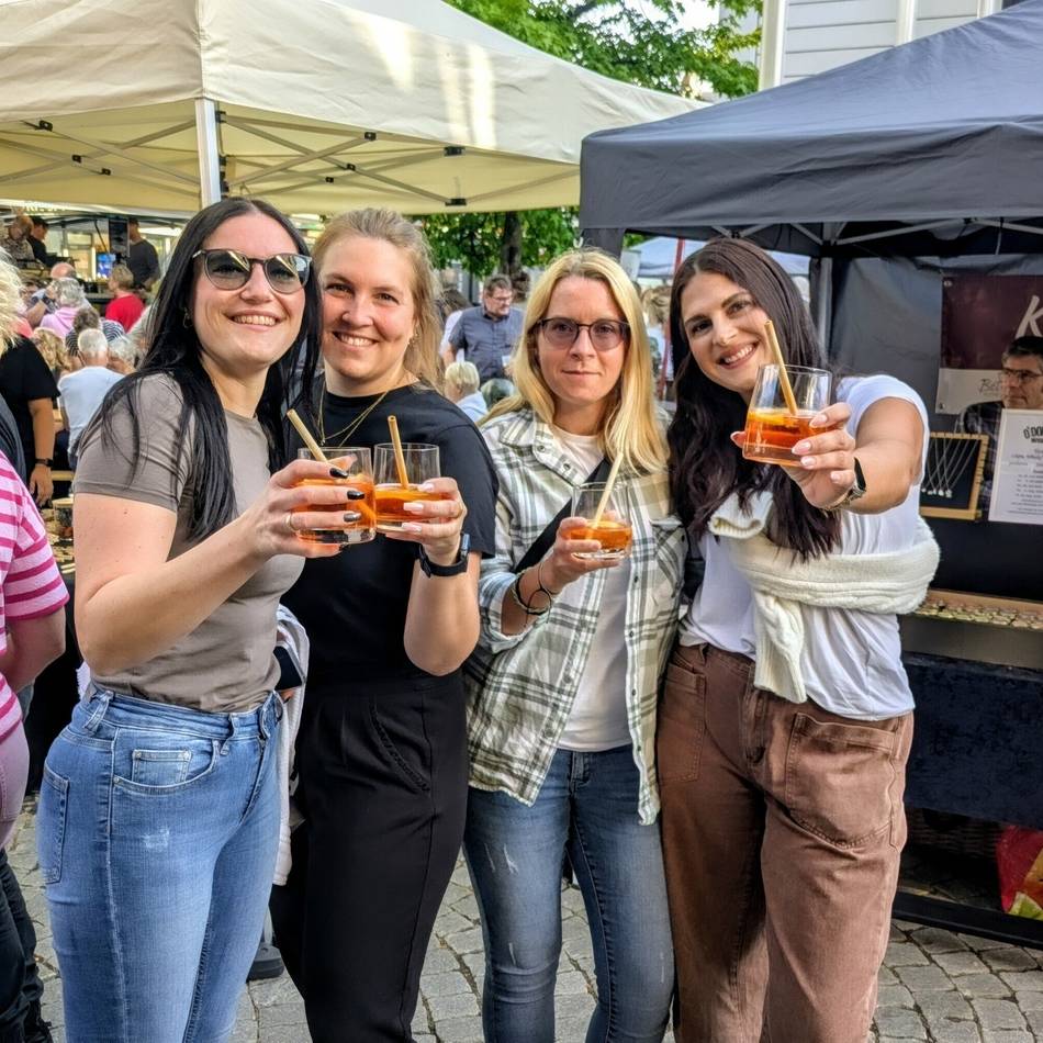Bergischer Feierabendmarkt in Wermelskirchen: Feierabendmarkt lockt mit Pizza, Crêpes und Schmuck