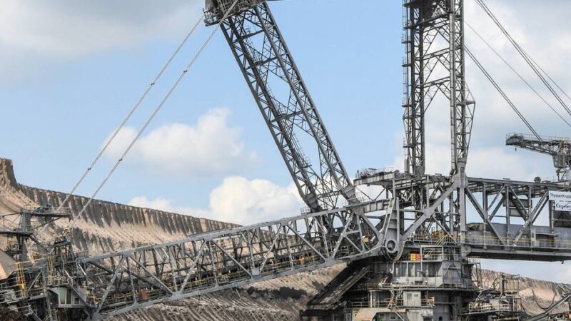 RWE schickt Schaufelradbagger auf Reisen: Havariert, repariert und reisefreudig – das ist der Bagger, der die A44 quert