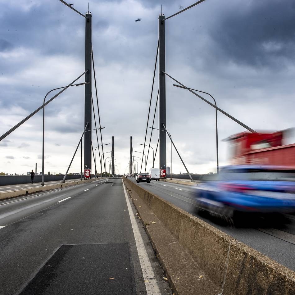 Marode Rheinbrücke: 100 verbotene Lkw täglich – Theodor-Heuss-Brücke auch im Juni stark belastet