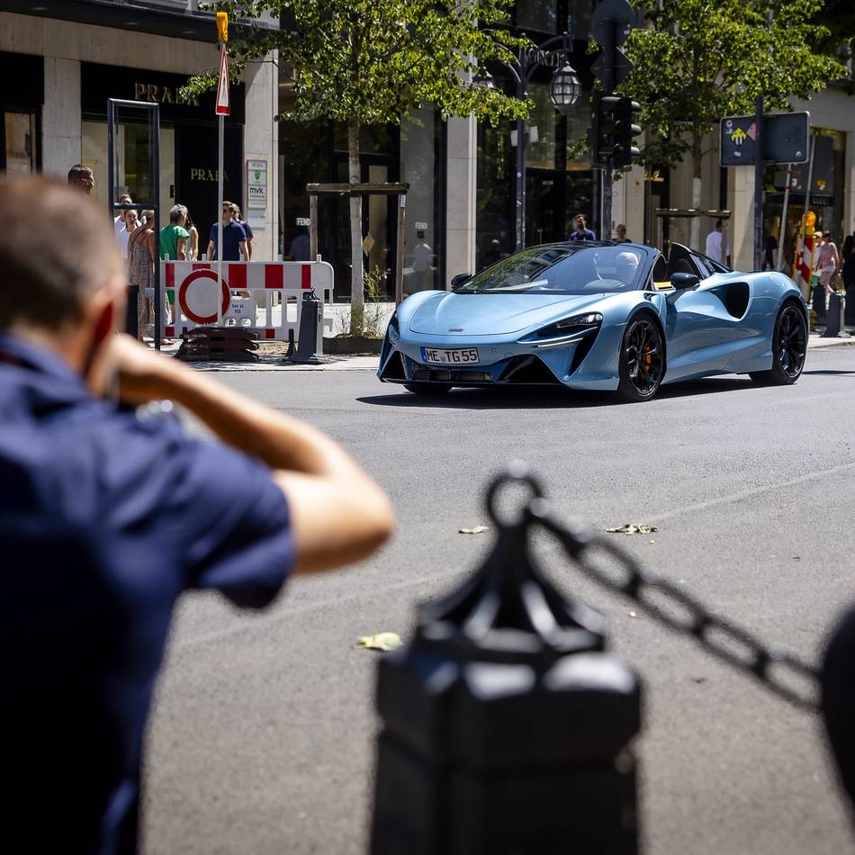 Auf der Jagd nach Hypercars in Düsseldorf: Die Carspotter und ihr Revier auf der Königsallee