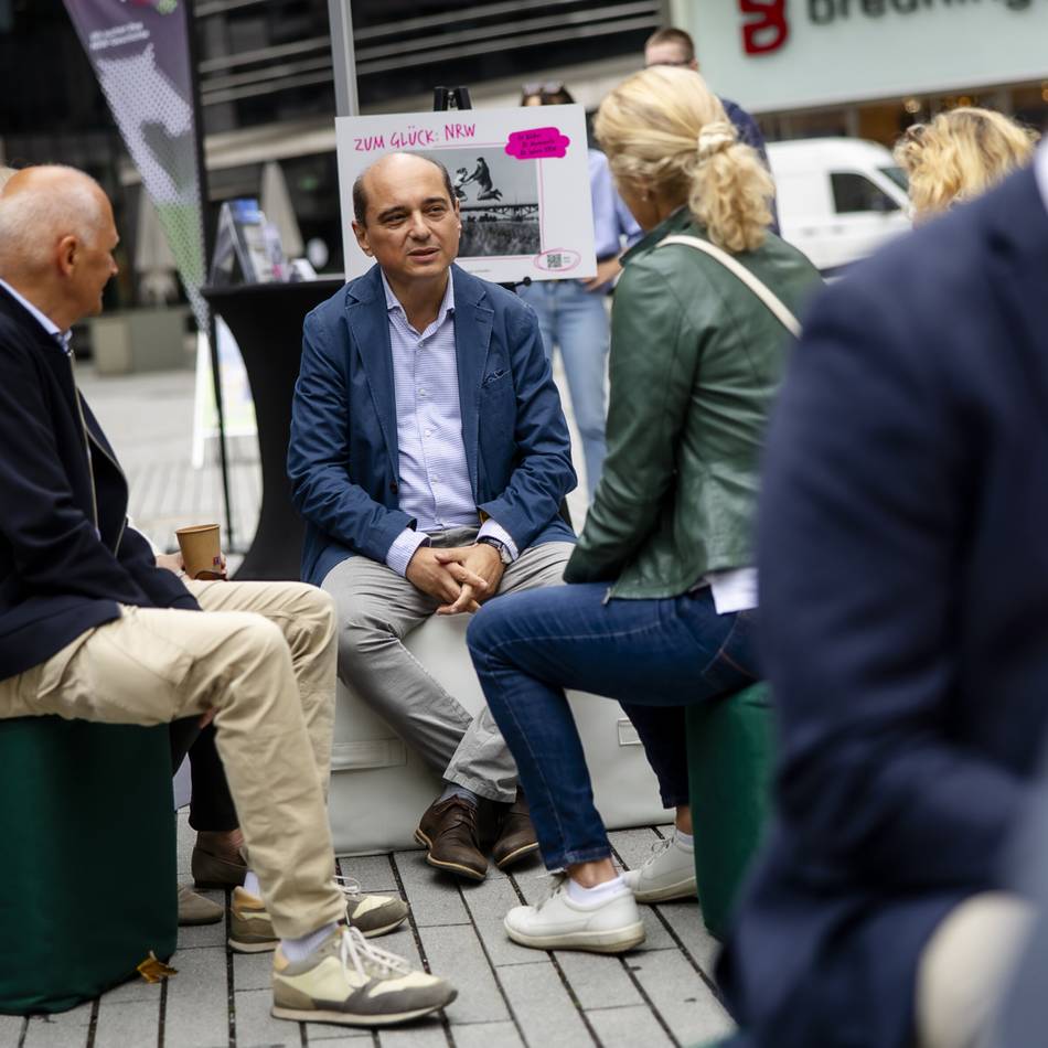 Fest auf dem Schadowplatz: Düsseldorf feiert 80 Jahre NRW, Vielfalt und Zusammenhalt
