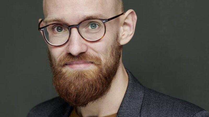 Lessung von Daniel Mellem in Korschenbroich: Der Streit um Einsteins Relativitätstheorie aus der Sicht eines Hoteldirektors