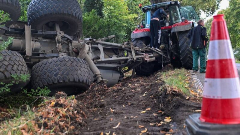 Anrather Straße in Vorst: Traktor prallt gegen Baum