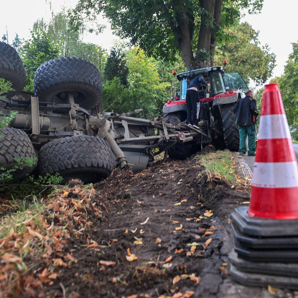 Anrather Straße in Vorst: Traktor prallt gegen Baum