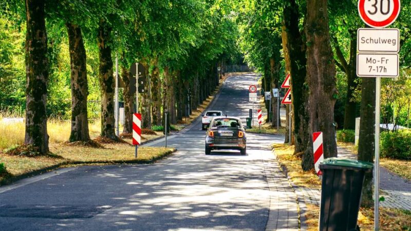 47 neue Verkehrsschilder in Kleve: Schilderwald regelt Tempo 30 an der Marienschule